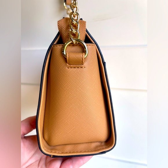 Steve Madden crossbody with gold hardware! - Picture 2 of 7